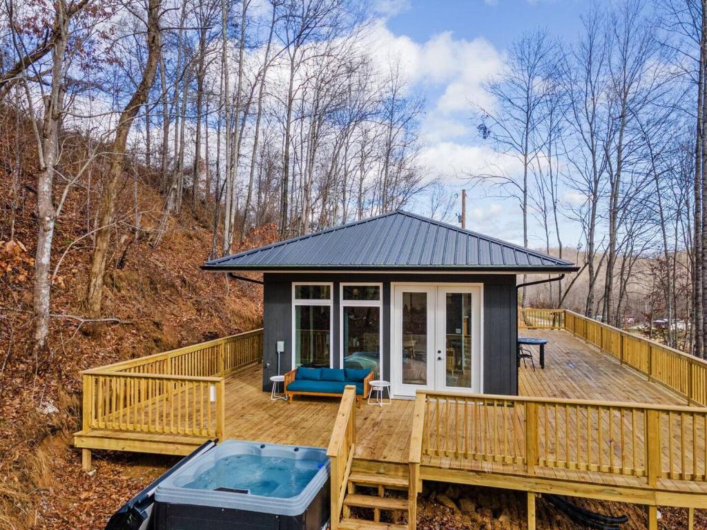 Hot Tub (Jacuzzi) - Photo 2