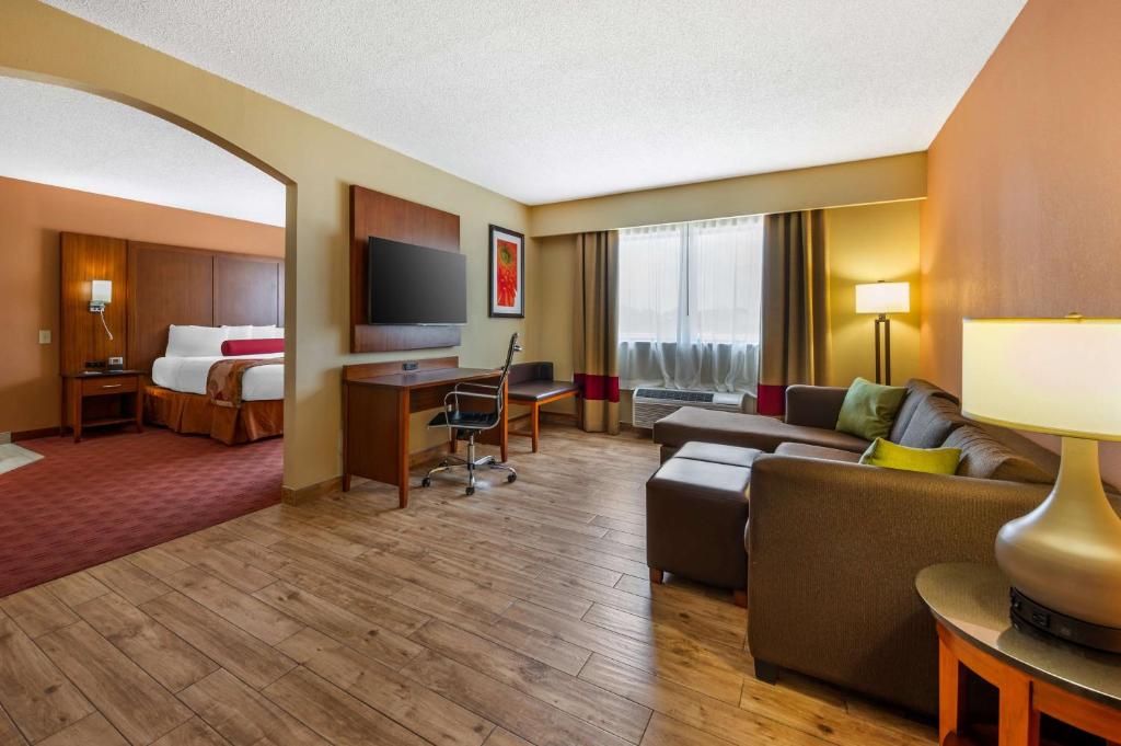 Best Western Plus Georgetown Corporate Center Hotel - Image 6