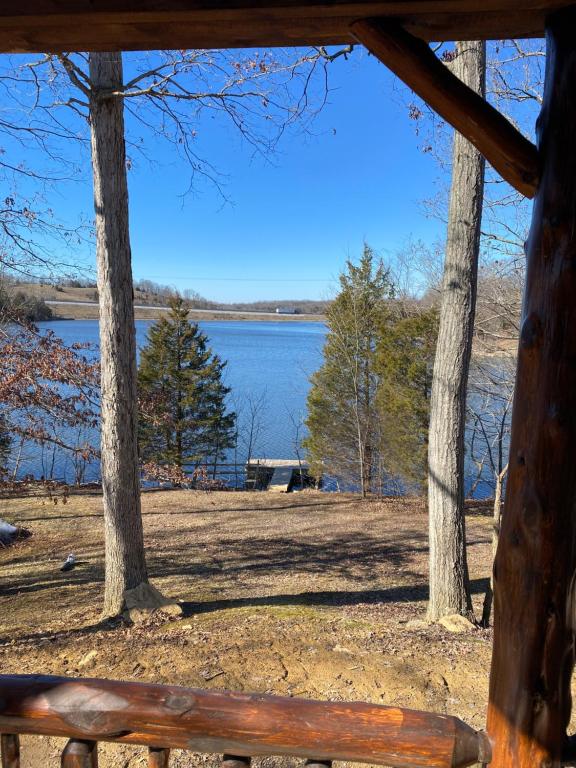 Lakeside Cabin Hot tub close to Ark Encounter - Image 6