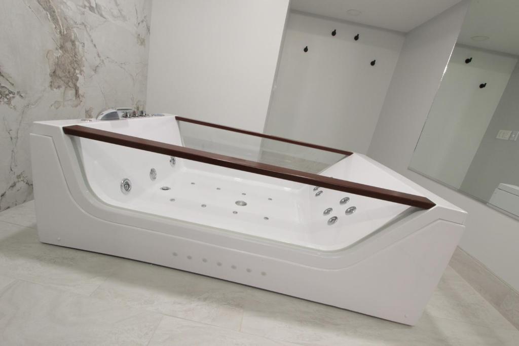Bathtub - Photo 2