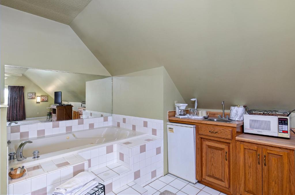 Four Seasons Country Inn - Image 7