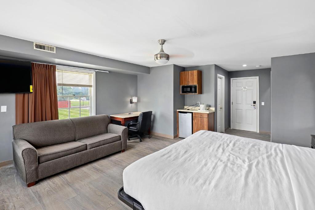 Four Seasons Country Inn - Image 4