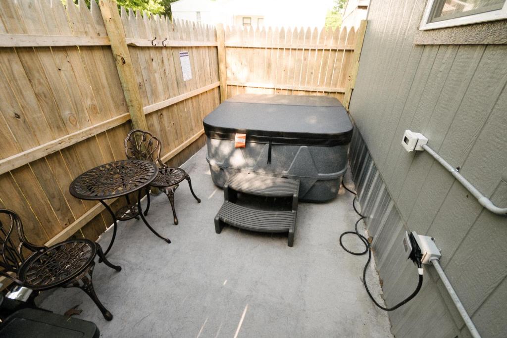 Hot Tub (Jacuzzi) - Photo 2