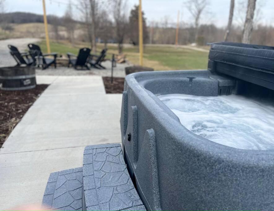 Hot Tub (Jacuzzi) - Photo 2