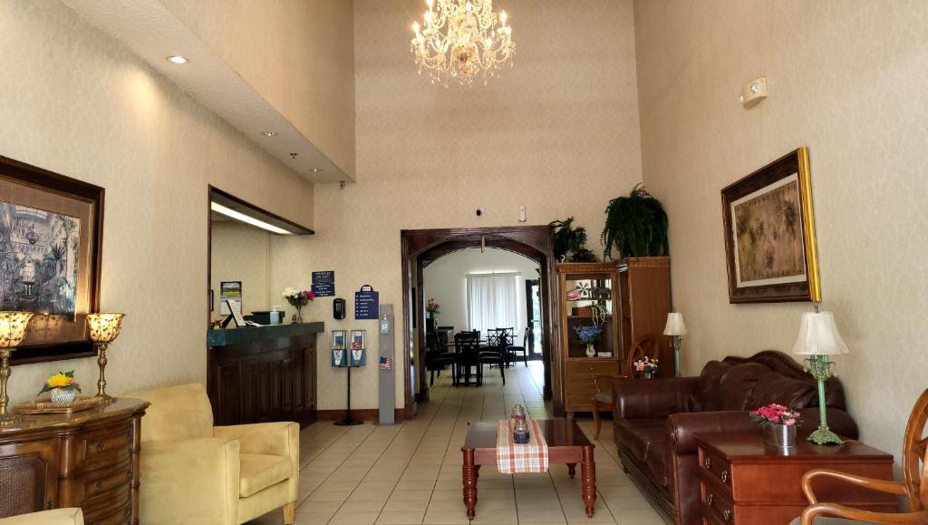 Magnuson Hotel West Liberty - Image 7