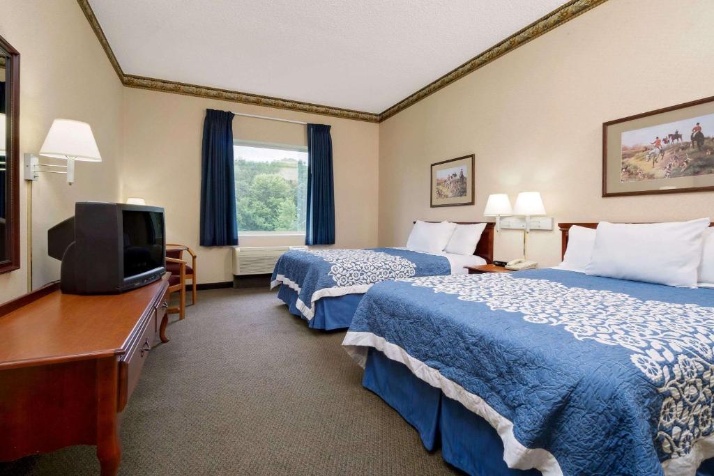 Magnuson Hotel West Liberty - Image 8