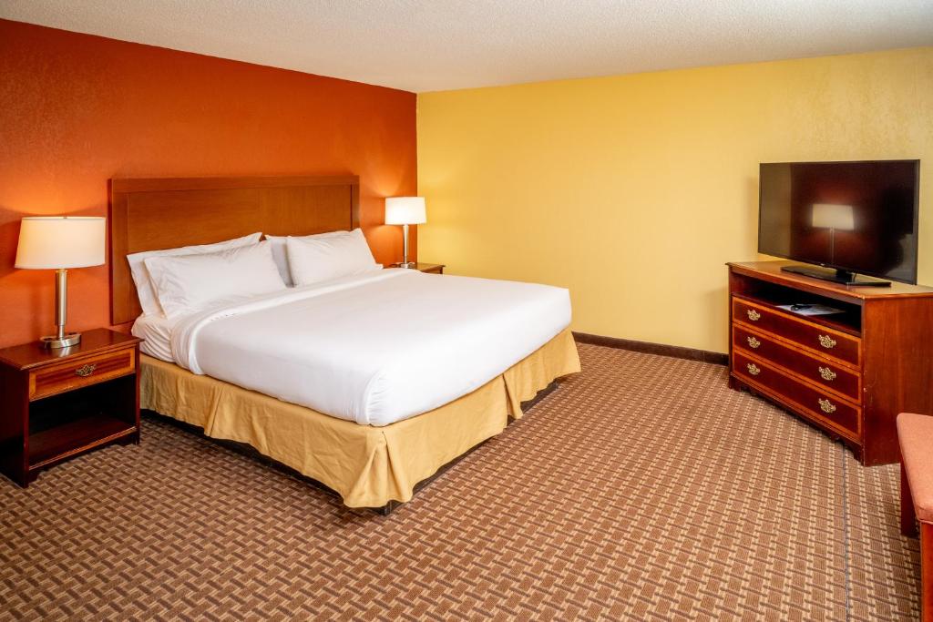 Holiday Inn Express and Suites Hazard by IHG - Image 7