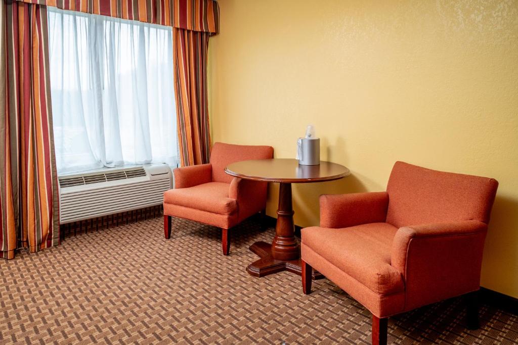 Holiday Inn Express and Suites Hazard by IHG - Image 8