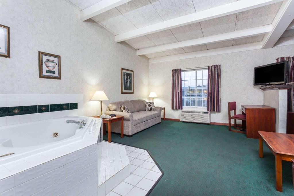 Days Inn & Suites by Wyndham Lexington