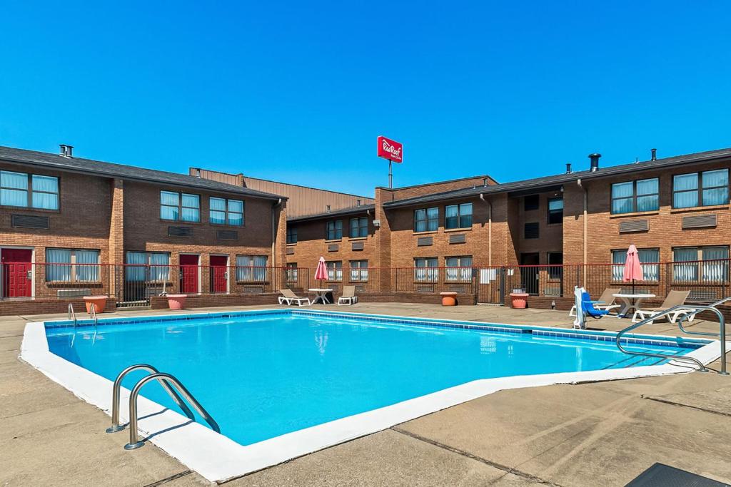 Red Roof Inn & Suites Lexington - Hamburg - Image 4