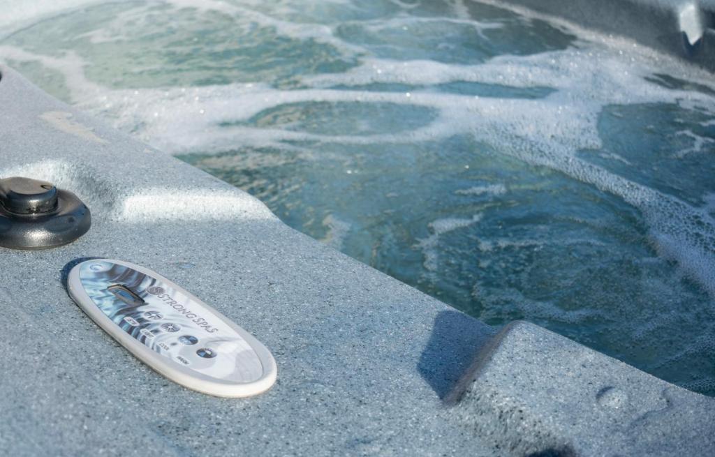 Hot Tub (Jacuzzi) - Photo 2