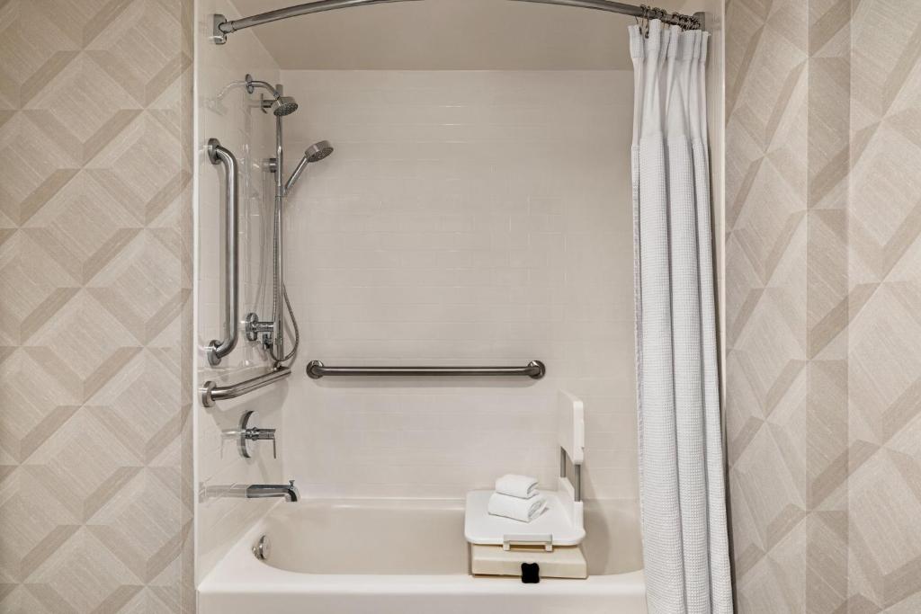 Crowne Plaza Louisville Airport Expo Ctr by IHG