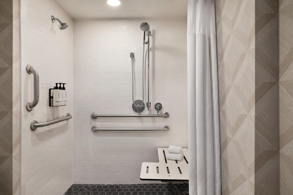 Crowne Plaza Louisville Airport Expo Ctr by IHG