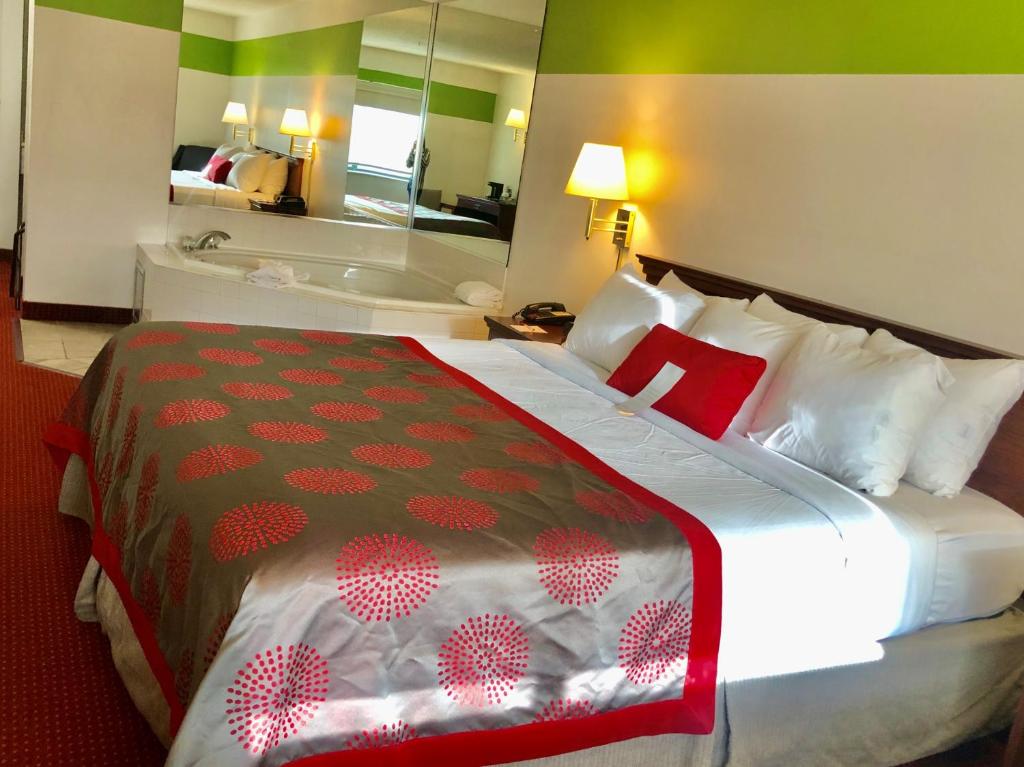 Hot Tub (Jacuzzi) - Photo 2