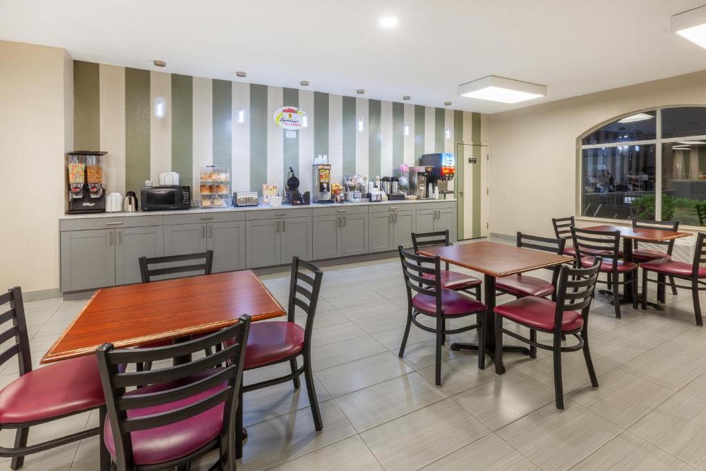 Super 8 by Wyndham La Grange KY - Image 8