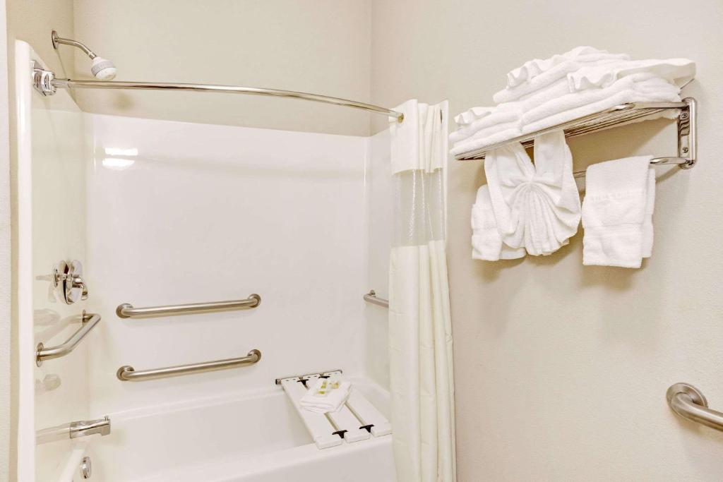 Days Inn & Suites by Wyndham Louisville SW - Image 8