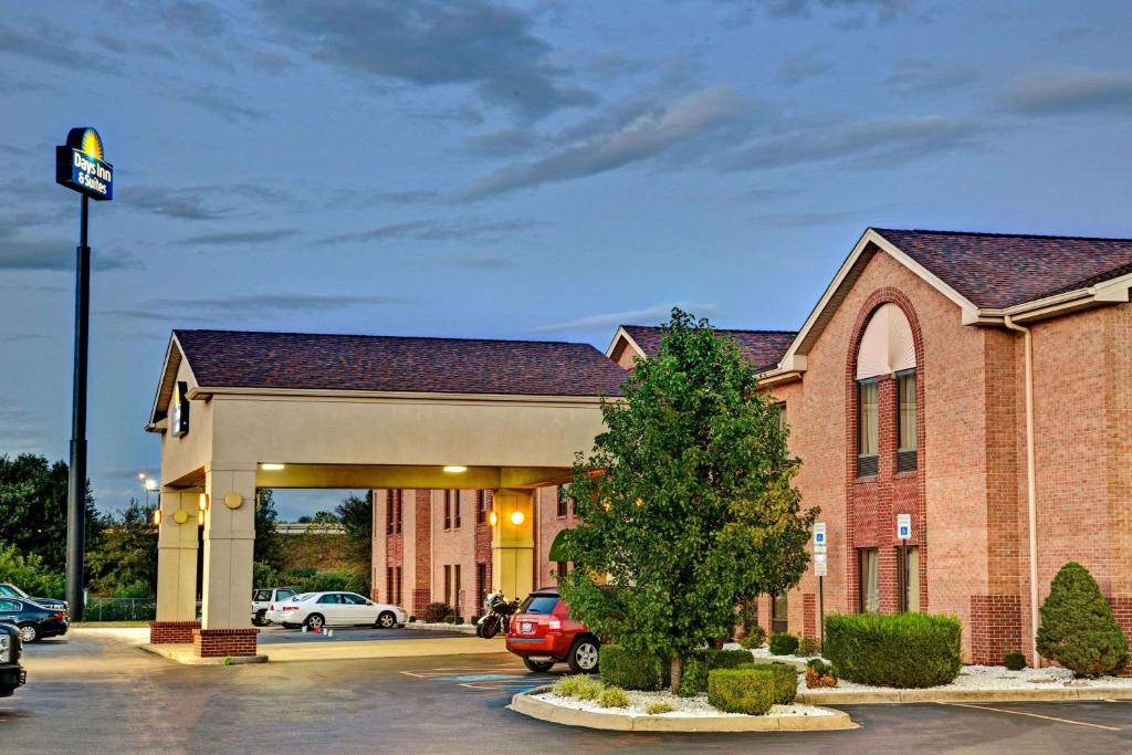 Days Inn & Suites by Wyndham Louisville SW - Image 6