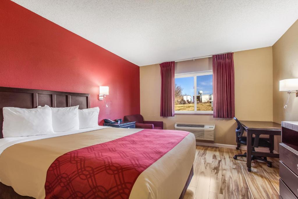 Econo Lodge Shelbyville - Image 7