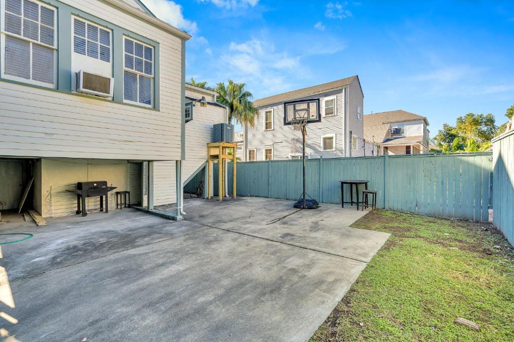 Uptown Nola Historic Home Parking - Image 6