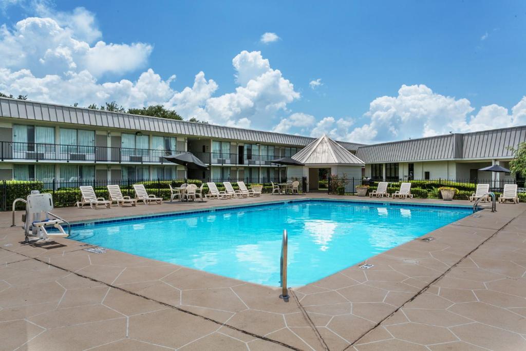 Ramada by Wyndham Houma - Image 4