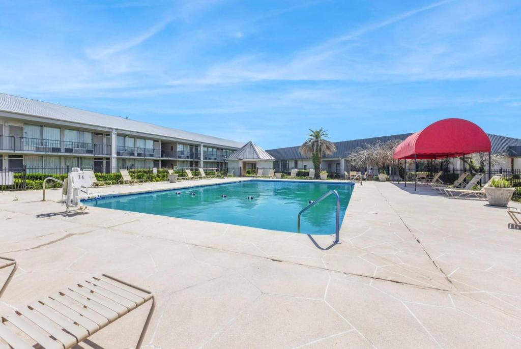 Ramada by Wyndham Houma - Image 7