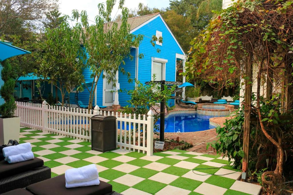 4 BR - Sleeps 8! Best location next to Bourbon Street!