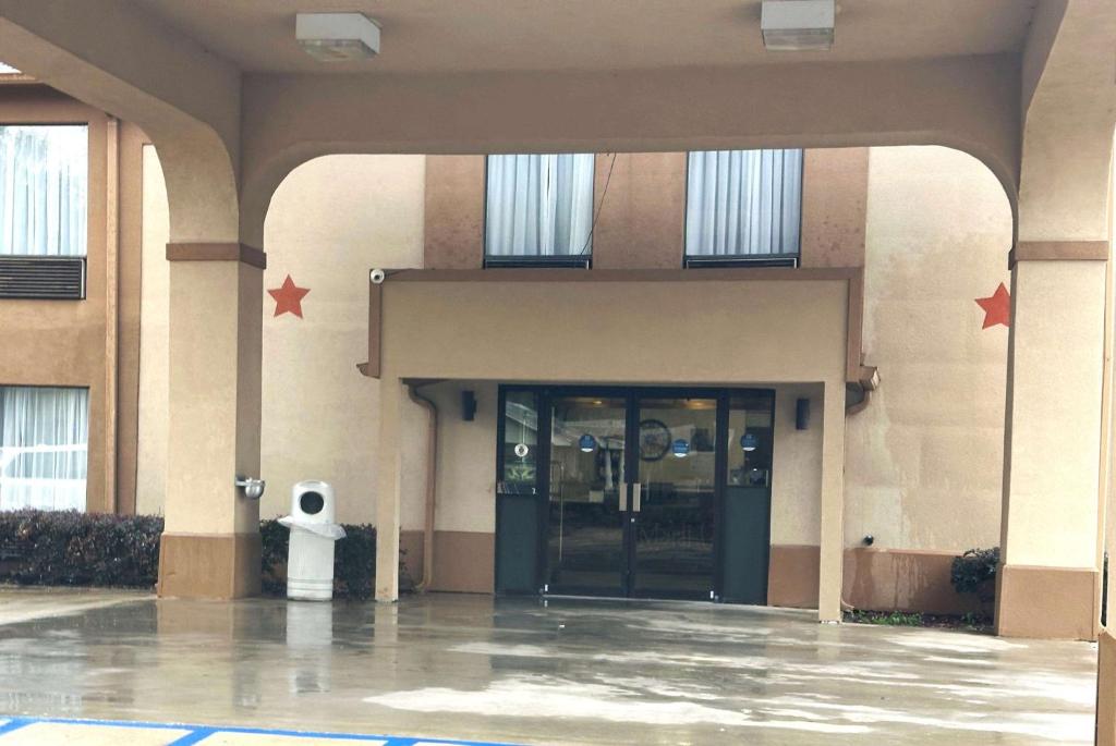 Days Inn & Suites by Wyndham Eunice - Image 6