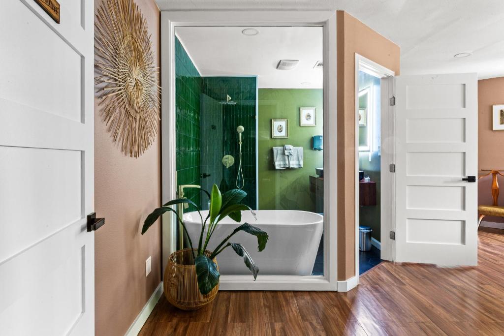 Hot Tub (Jacuzzi) - Photo 4