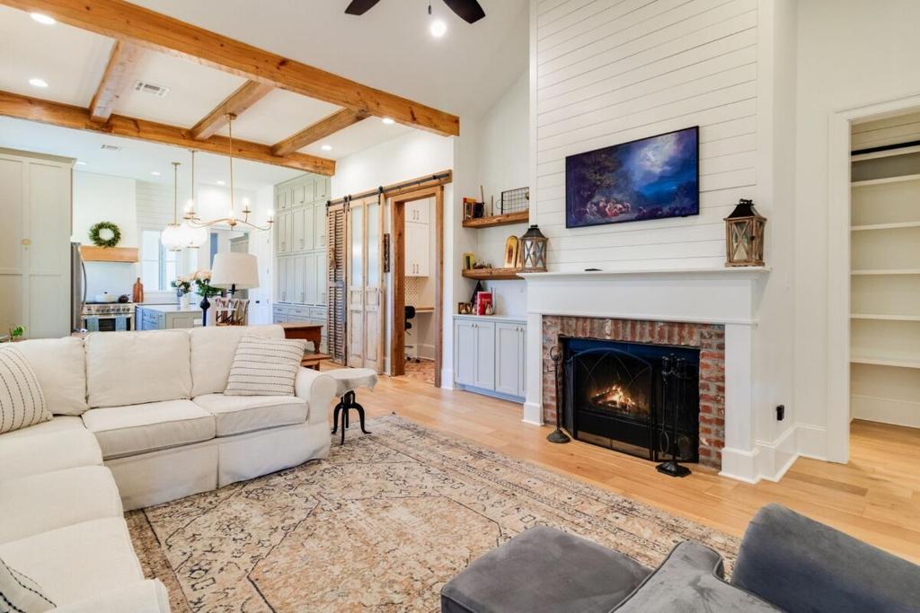 Cajun Country Retreat King Beds Patio Arcade Luxe - Image 5