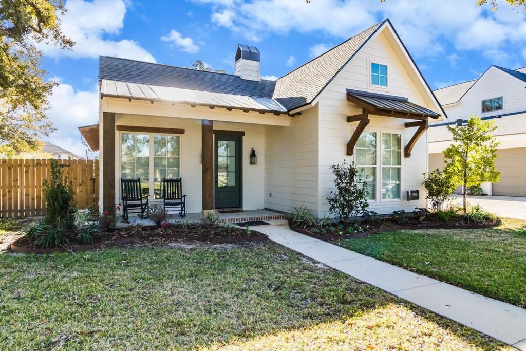 Cajun Country Retreat King Beds Patio Arcade Luxe - Image 6