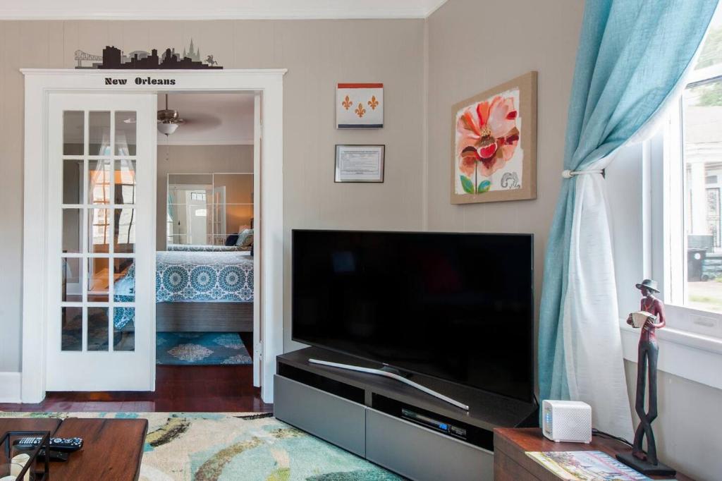 Shotgun Craftman House with Private Patio - Image 5