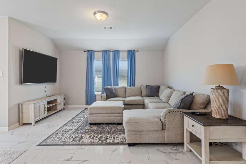 4 Bedroom Home with Hot Tub in Lake Charles - Image 4