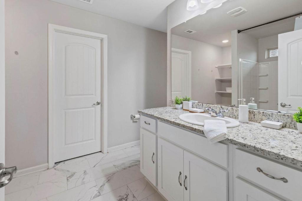 4 Bedroom Home with Hot Tub in Lake Charles - Image 5