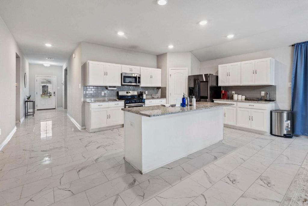 4 Bedroom Home with Hot Tub in Lake Charles