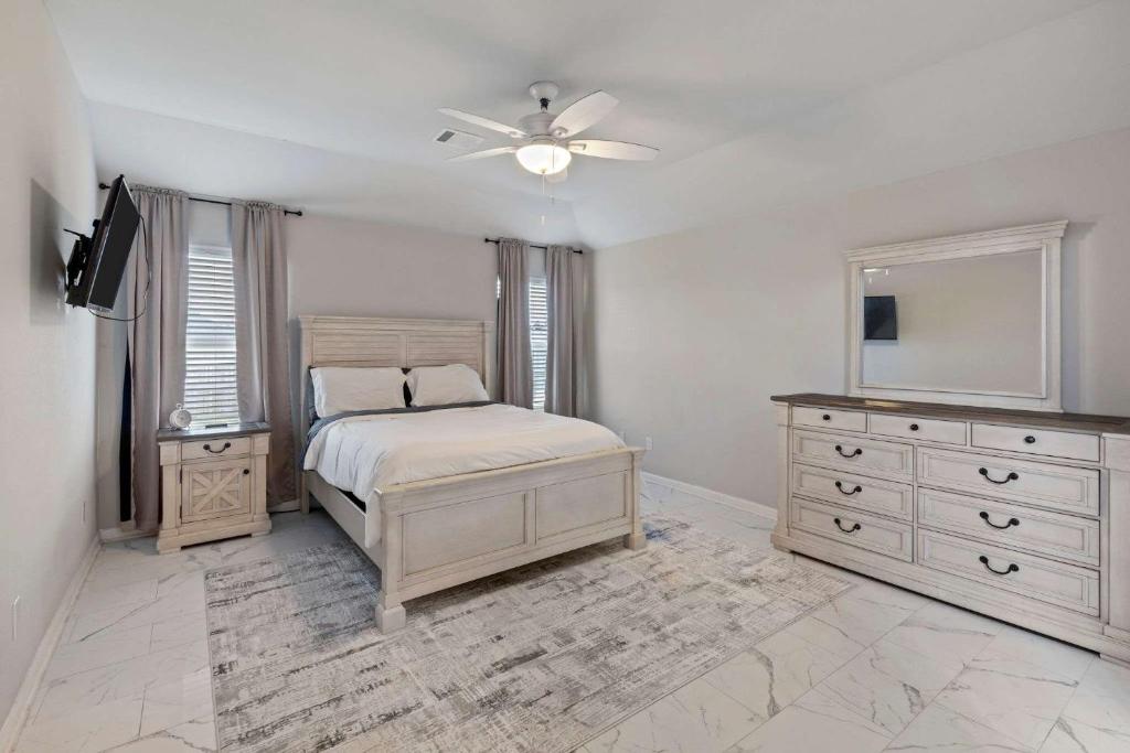 4 Bedroom Home with Hot Tub in Lake Charles - Image 6