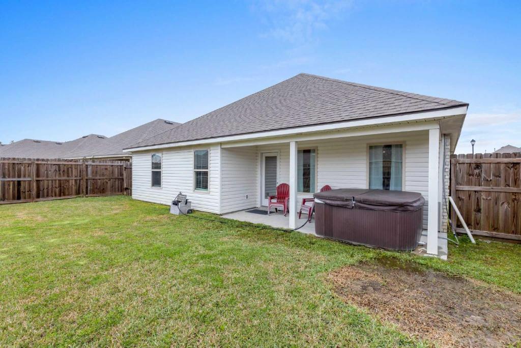 4 Bedroom home with Hot Tub in Lake Charles La