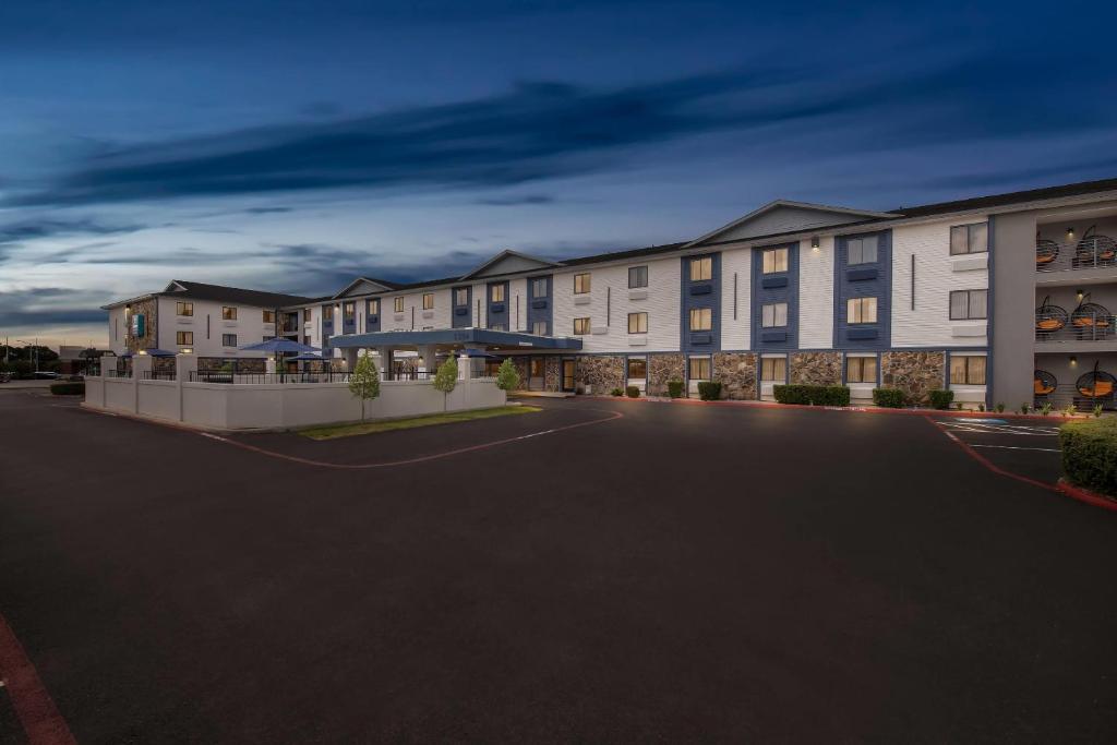 Clarion Pointe - Image 8