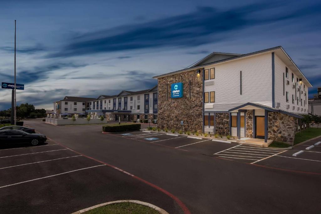 Clarion Pointe - Image 7