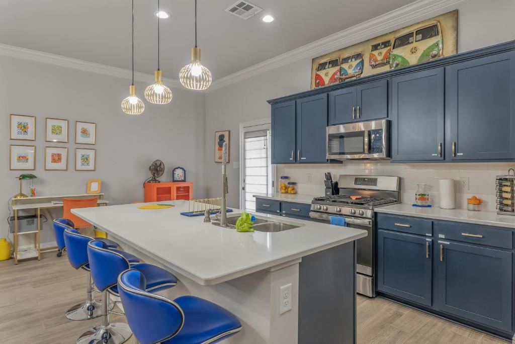 Groovy, New & Modern! Tv in each room - Image 4