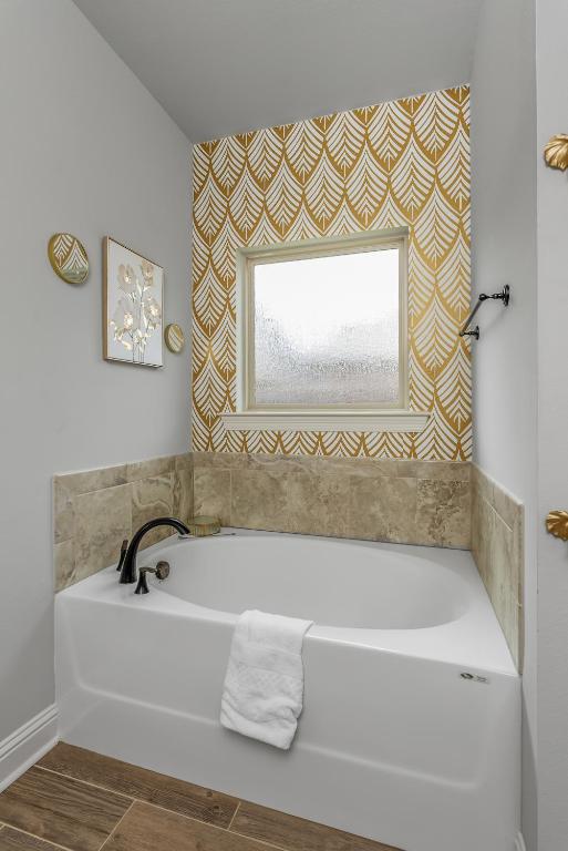 Groovy, New & Modern! Tv in each room - Image 8