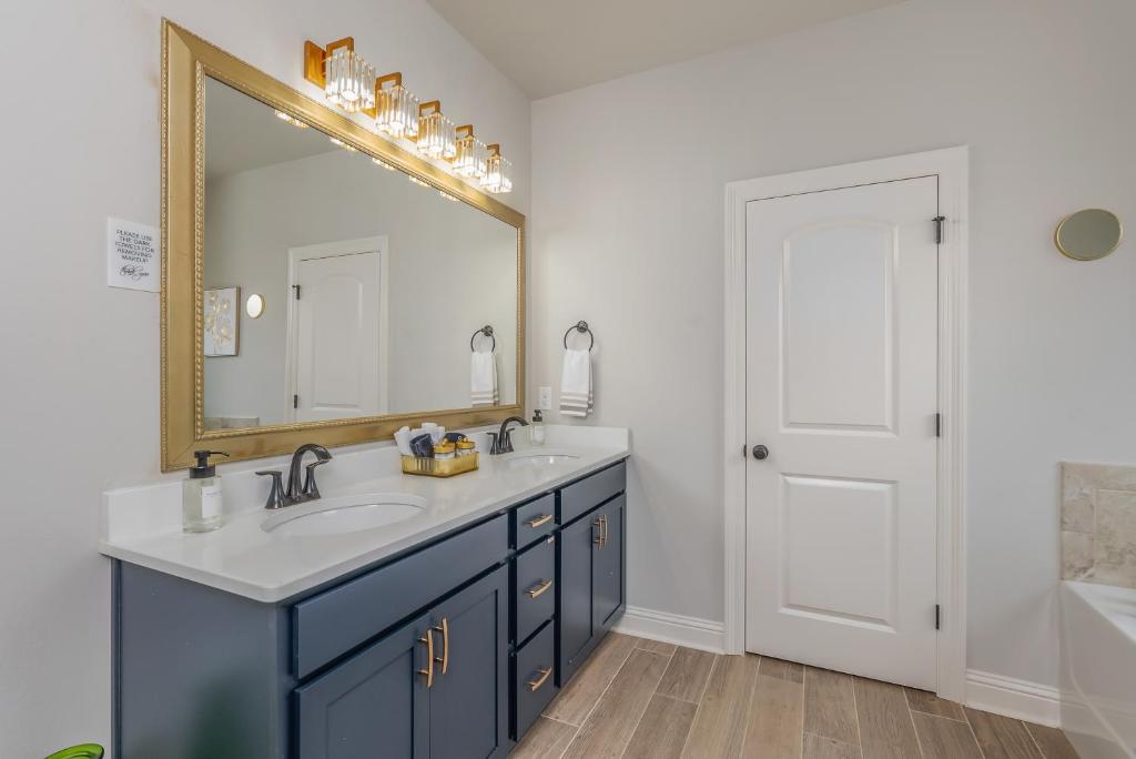 Groovy, New & Modern! Tv in each room