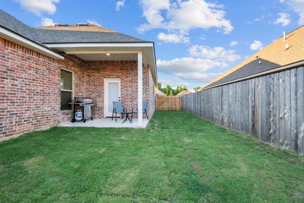 Groovy, New & Modern! Tv in each room - Image 6