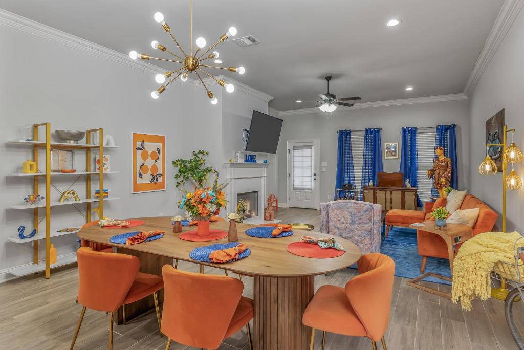 Groovy, New & Modern! Tv in each room - Image 5