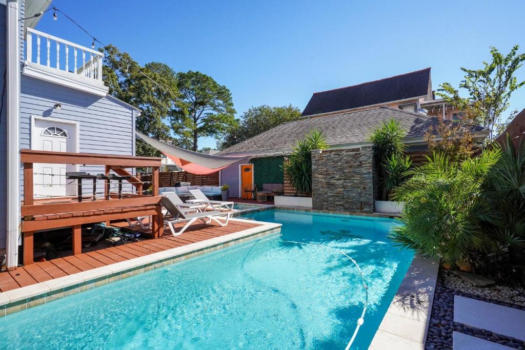 GrandCraftsman style home with pool and hot tub/ center to all of New Orleans - Image 4