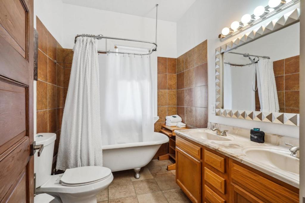 GrandCraftsman style home with pool and hot tub/ center to all of New Orleans