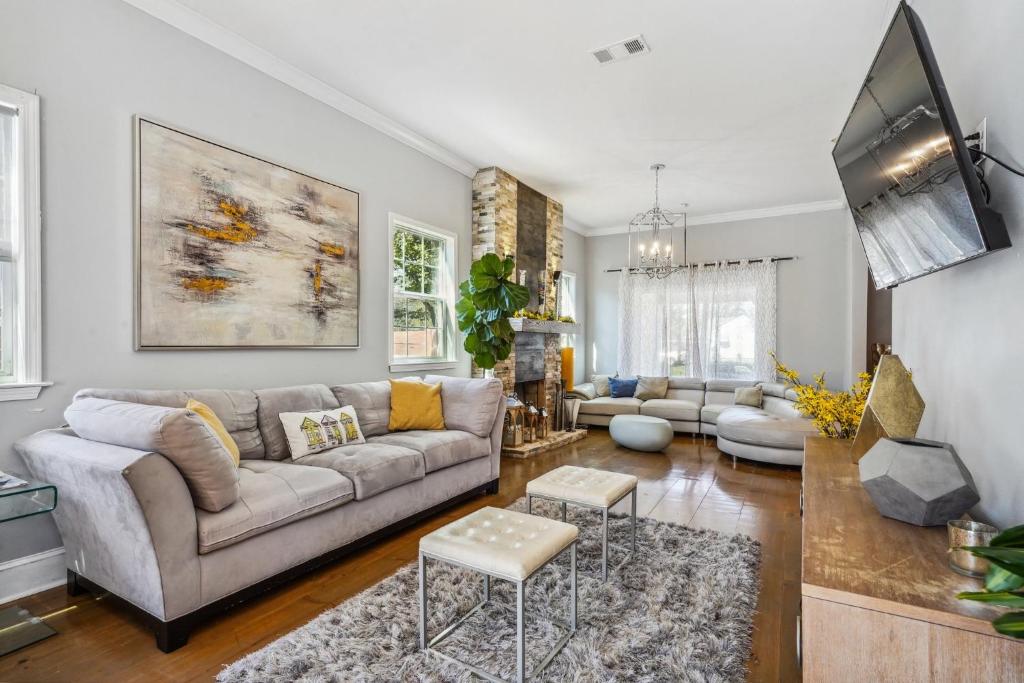 GrandCraftsman style home with pool and hot tub/ center to all of New Orleans - Image 6