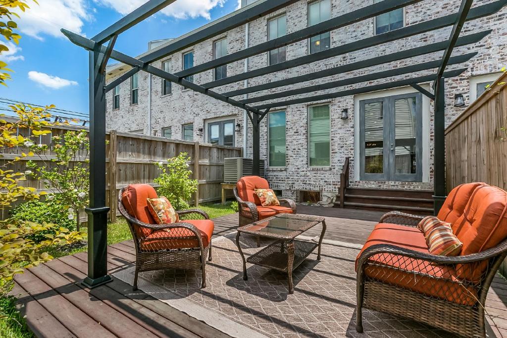 Spacious Loft-Style 3BR Townhouse by Hosteeva - Image 7