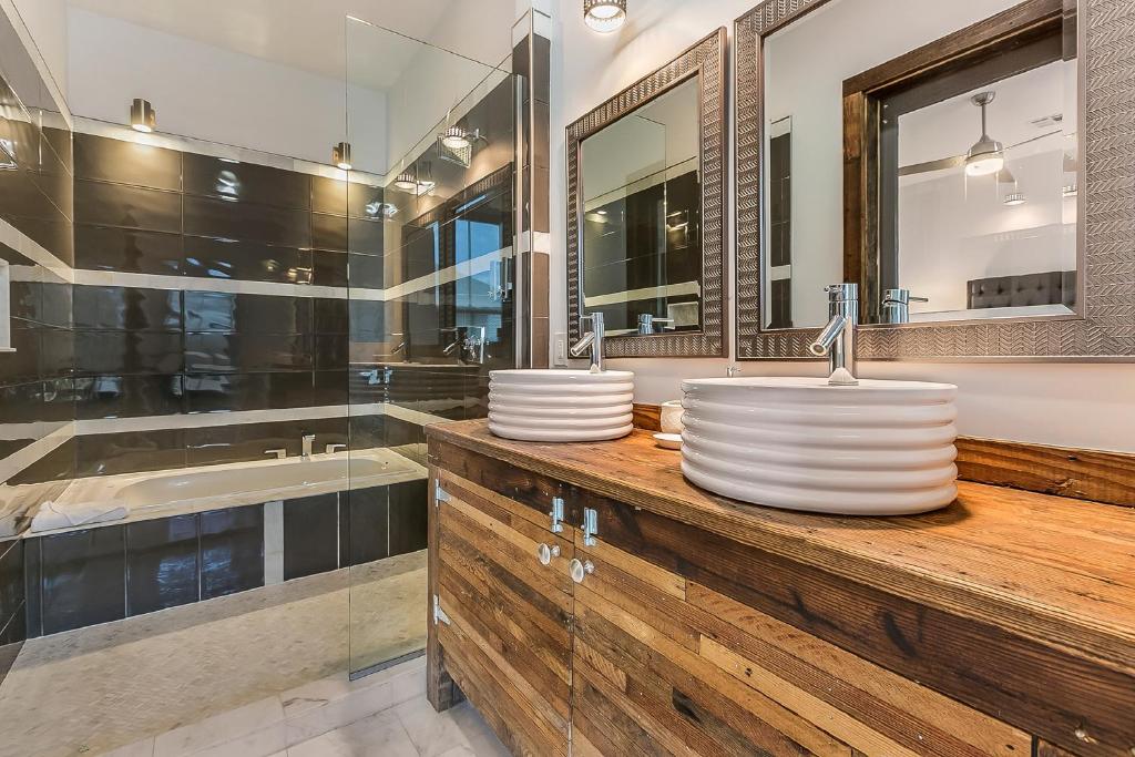 Spacious Loft-Style 3BR Townhouse by Hosteeva