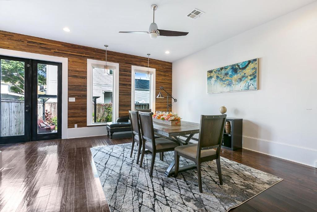 Spacious Loft-Style 3BR Townhouse by Hosteeva - Image 8