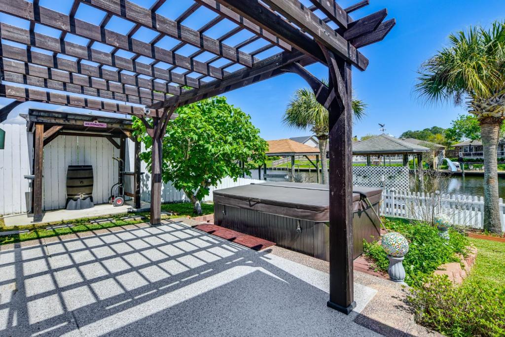Boat Dock and Lift Waterfront Getaway in Slidell!